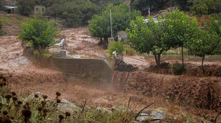 Κρήτη: Δραματικές εικόνες από την κακοκαιρία: Δεκάδες εκκενώσεις τη νύχτα και πολλοί οικισμοί χωρίς νερό [βίντεο]