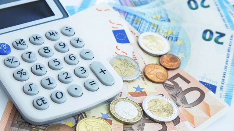 Γιατί η μείωση των εισφορών θα γίνει στους μισθούς και όχι στους εργοδότες - Ποια είναι τα οφέλη