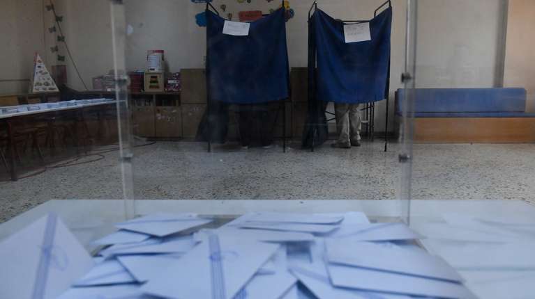 Δημοσκόπηση RealPolls: Προβάδισμα 8,9 μονάδων για τη ΝΔ από την ΕΛ.Α.Σ., αλλά 7 στους 10 δεν βλέπουν αυτοδυναμία