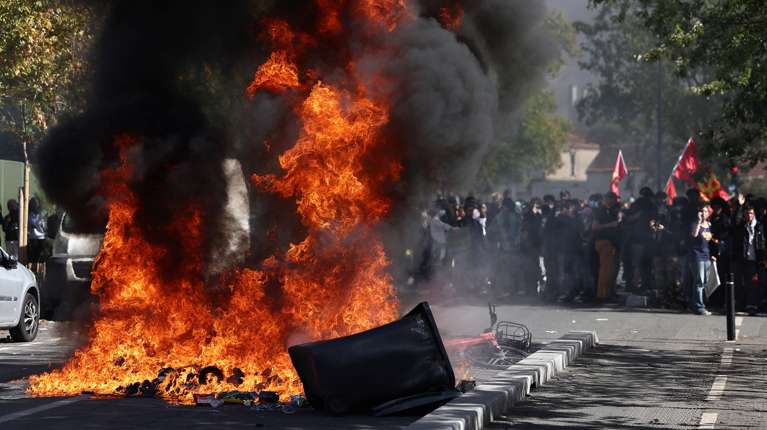 Χάος στη Γαλλία από τις μαθητικές διαδηλώσεις: Χιλιάδες νέοι στους δρόμους - Την Αριστερά κατηγορεί η κυβέρνηση [βίντεο]