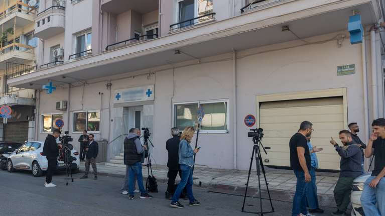 Θεσσαλονίκη: Αγωνία για τη μεταφορά των ασθενών της κλινικής - Στην αναμονή συγγενείς και εργαζόμενοι
