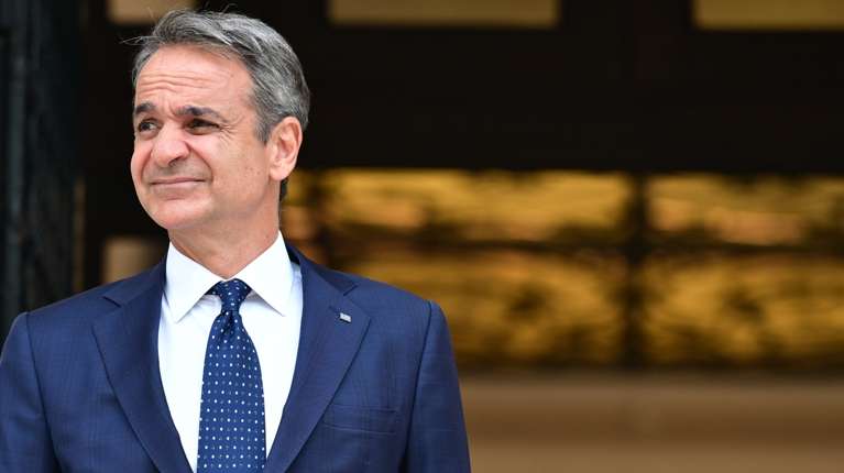 Η στρατηγική Μητσοτάκη για την κρίση με "ενέσεις" παρεμβάσεων - Γιατί δεν τα δίνει όλα τώρα