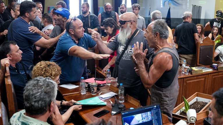 Μυτιλήνη: Ένταση στο Περιφερειακό Συμβούλιο - Οργή κτηνοτρόφων για τα μέτρα για τον αφθώδη πυρετό [εικόνες - βίντεο]