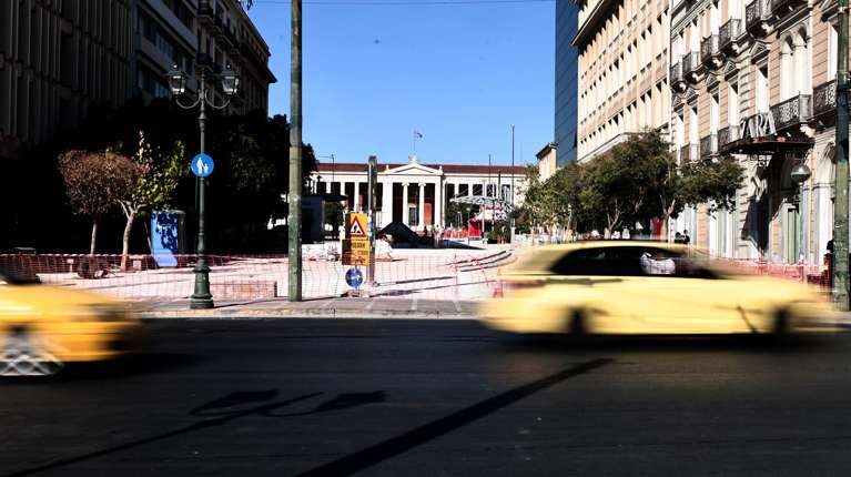 Είχαν στήσει "μαϊμού" σύλλογο κωφών και ξάφριζαν περαστικούς - Συνελήφθησαν τρεις Ρουμάνες στο κέντρο της Αθήνας
