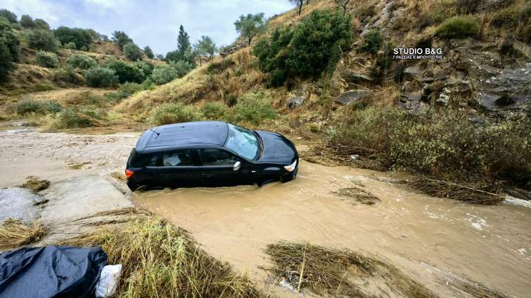Θρίλερ στην Αργολίδα: Σώθηκαν την τελευταία στιγμή ηλικιωμένοι από ορμητικό χείμαρρο [βίντεο]