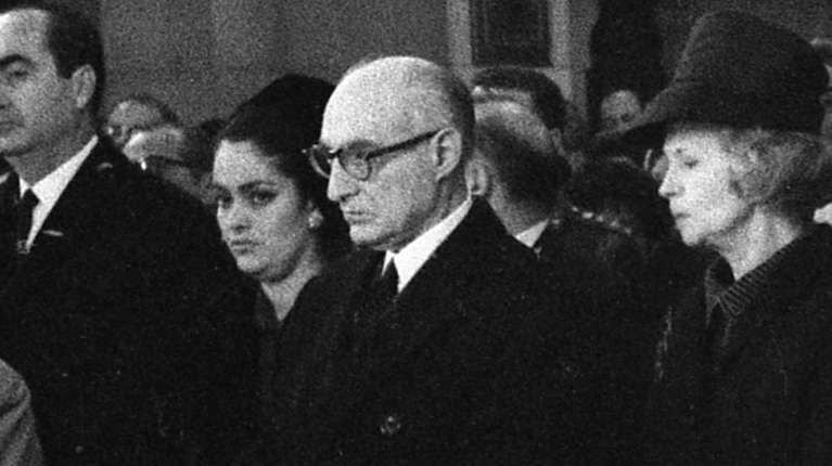 1968: Φυγή Μητσοτάκη στο Παρίσι - Τα χρόνια με Καραμανλή και φωτογραφίες από το Αρχείο Τσαπνίδη