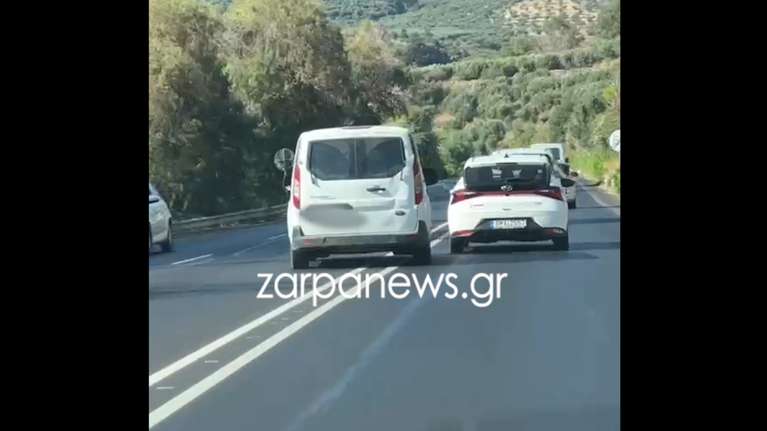 Τρόμος στα Χανιά: Αυτοκίνητο προσπερνά άλλα Ι.Χ. λίγο πριν από στροφή στην εθνική οδό [βίντεο]