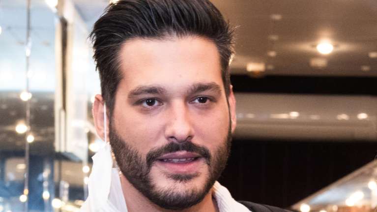 O γοητευτικός γιος του Γιώργου Παπαδάκη με τη σύντροφό του σε βραδινή έξοδο