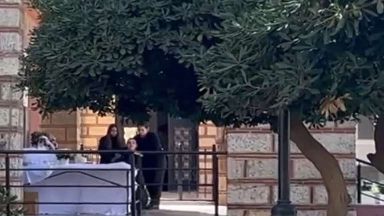 Νέα Πέραμος: Θρήνος στην κηδεία του 27χρονου που δολοφονήθηκε με 10 σφαίρες - Δεν άντεξε η μητέρα του και κατέρρευσε