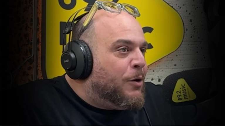 Ξεκαρδιστικό: Ο Φάνης Λαμπρόπουλος "αποδομεί" όσους πάνε στα νησιά για το Πάσχα ενώ είναι από το... Διαβολίτσι [βίντεο]
