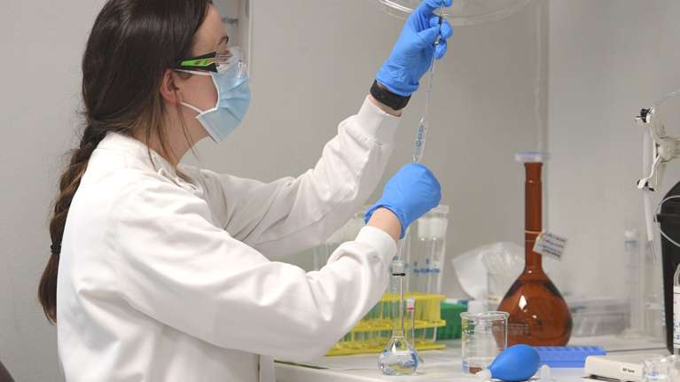 Εμβόλιο Astrazeneca: Αυτή είναι η παρενέργεια που οδήγησε στη διακοπή των κλινικών δοκιμών
