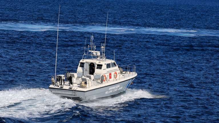 Ναυτικός φορτηγού πλοίου έπεσε στη θάλασσα -Τον εντόπισαν να κολυμπά νότια της Ηρακλειάς