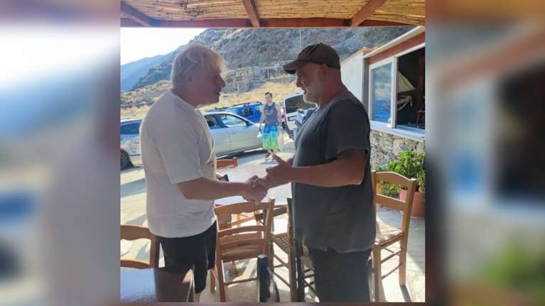 Ο Κώστας Μυλωνάς αποκαλύπτει τι του είπε ο Μπόρις Τζόνσον για την Ελλάδα, τα ούζα και τη... σκορδαλιά [Βίντεο]