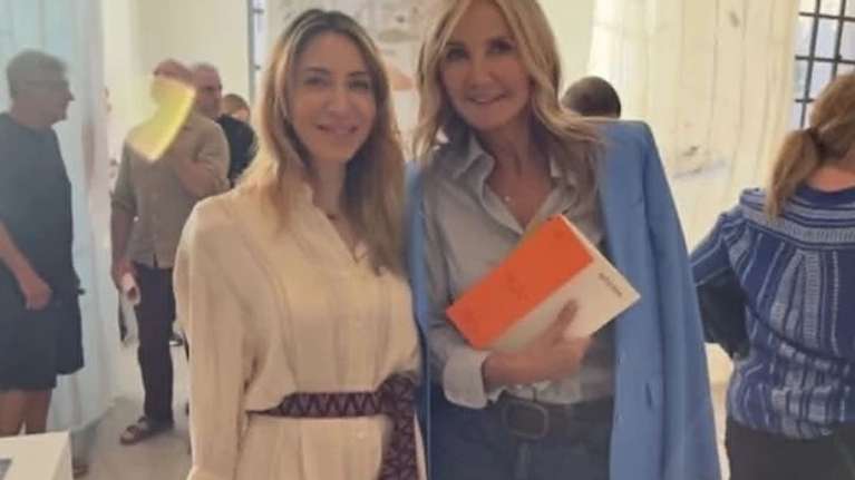 Η Μαρέβα Μητσοτάκη σε εγκαίνια έκθεσης Τέχνης στο Καπνεργοστάσιο