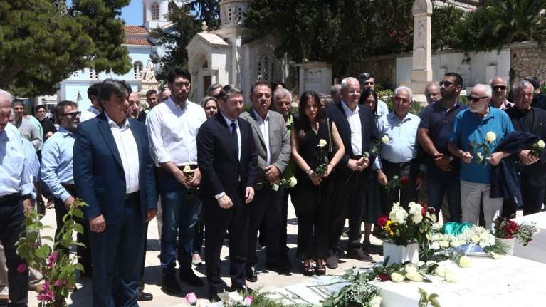 ΠΑΣΟΚ: Πολιτικό μνημόσυνο στο Α΄ Νεκροταφείο στη μνήμη του Ανδρέα Παπανδρέου - Ποια στελέχη έδωσαν το παρών
