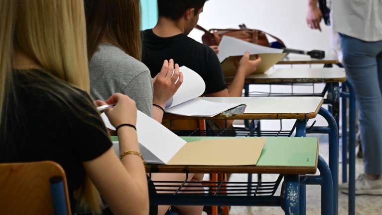 Εθνικό Απολυτήριο: Δεν καταργούνται οι Πανελλαδικές - Από το 2029 θα μετράνε και οι βαθμοί των 3 τάξεων του Λυκείου