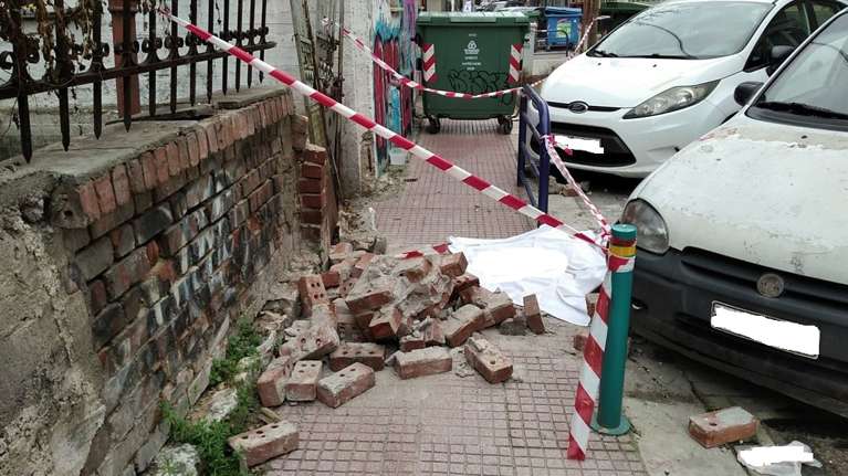 Λάρισα: "Ποινές-χάδι" για τον θάνατο του 22χρονου που καταπλακώθηκε από τοίχο - Ξέσπασαν οι γονείς του