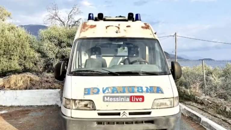 "Χωρίς μίρλα όλα λύνονται": Η απάντηση του Γεωργιάδη για το "σαράβαλο" ασθενοφόρο στη Μάνη