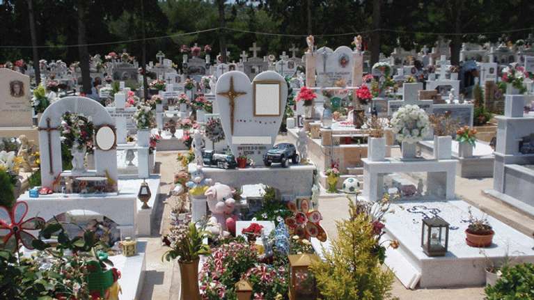 Απίστευτο: Εστειλαν "ραβασάκι" σε νεκρό να πληρώσει τον οικογενειακό του τάφο 33 χρόνια μετά τον θάνατό του!