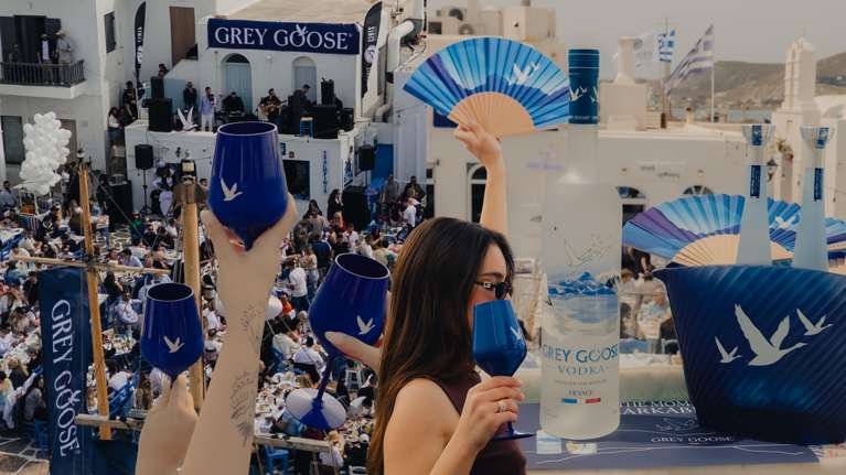 Πάσχα στην Πάρο με την Grey Goose: Μοναδικές εικόνες από τo viral κυκλαδίτικο γλέντι στο γραφικό λιμανάκι της Νάουσας