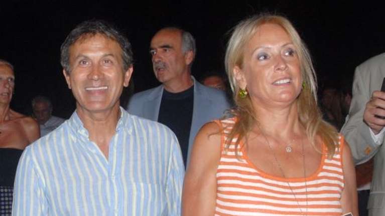 Πάσχα στη Σύρο για τον Γιώργο και την Άννα Νταλάρα