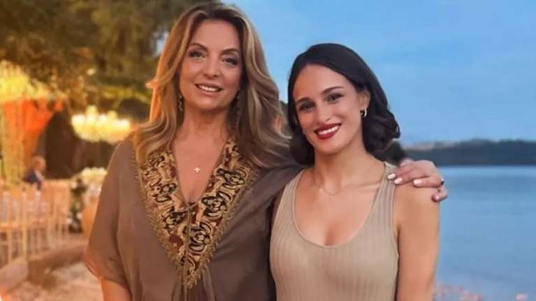 Η Άντζελα Γκερέκου στον κήπο του σπιτιού της στην Κέρκυρα - Η ανεμπόδιστη θέα στη θάλασσα