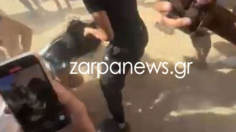 Σοκ στα Χανιά: Απίστευτο ξύλο μεταξύ κοριτσιών - Οι υπόλοιποι έβλεπαν μπουνιές και κλωτσιές και τραβούσαν βίντεο