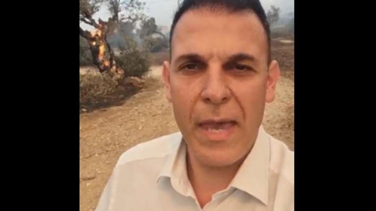 Ο Γιώργος Καραμέρος του ΣΥΡΙΖΑ έκανε δήλωση για τη φωτιά και πίσω του καίγεται ένα δέντρο για ντεκόρ…Τον κράζουν στα social