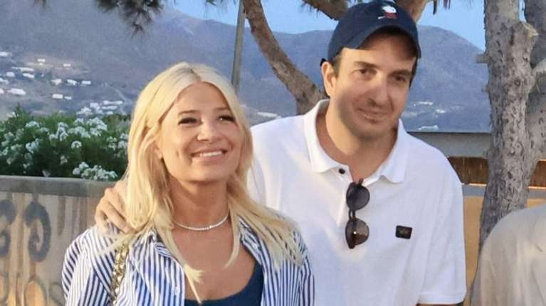 Φαίη Σκορδά: Καλοκαιρινή βραδιά με δείπνο με θέα την Ακρόπολη