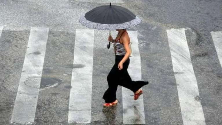 Βροχερός ο καιρός και σήμερα Κυριακή: Υπομονή μέχρι την Δευτέρα για την άνοιξη