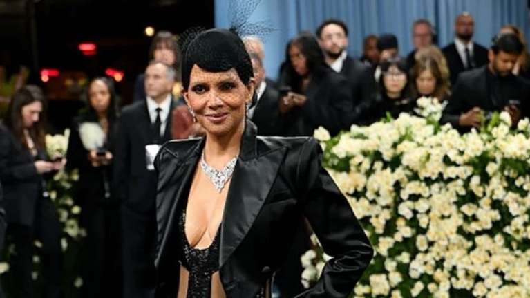 Χαμός με την ημίγυμνη Χάλι Μπέρι στο red carpet του Met Gala