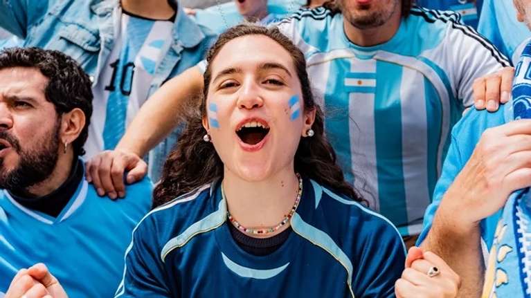 Μουντιάλ 2026: Γιατί το να βλέπεις ποδόσφαιρο μπορεί να σε κάνει πιο ευτυχισμένο - Τα οφέλη για την ψυχική υγεία