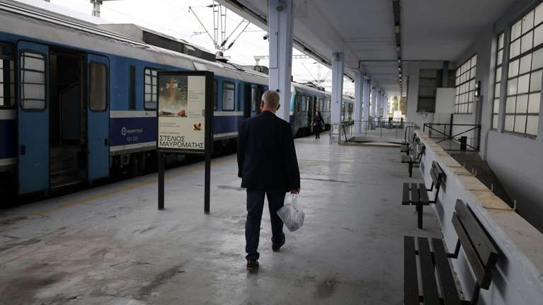 Διακοπή δρομολογίων του προαστιακού μεταξύ Άνω Λιοσίων και Ασπροπύργου λόγω φωτιάς δίπλα στη σιδηροδρομική γραμμή
