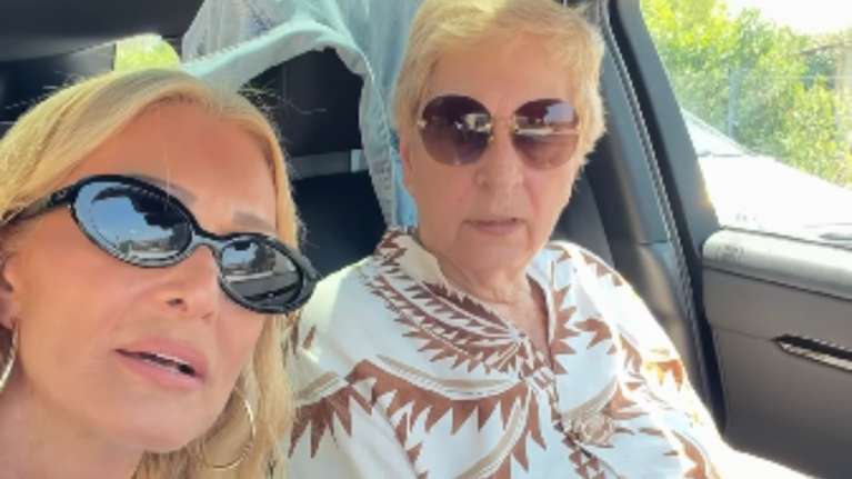 Νατάσα Θεοδωρίδου: "Έχω το καλύτερο παιδί του κόσμου" - Η τρυφερή στιγμή με τη μητέρα της στο αυτοκίνητο