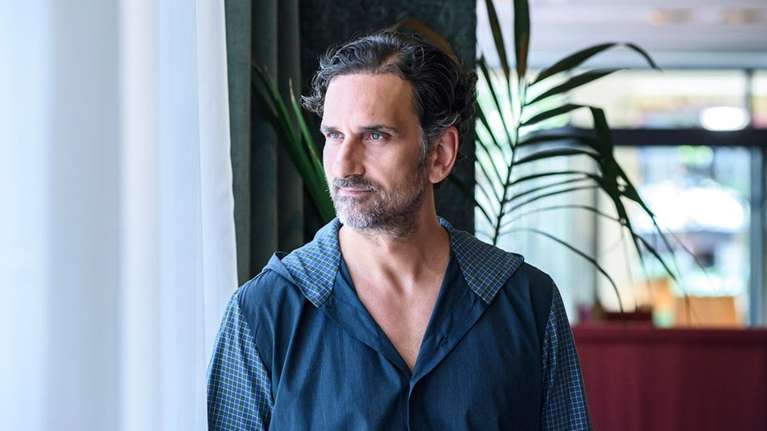 Νίκος Ψαρράς: Το ελληνικό θέατρο έχει γίνει "το κέντρο της ακολασίας" και όλοι οι άλλοι σιωπάτε