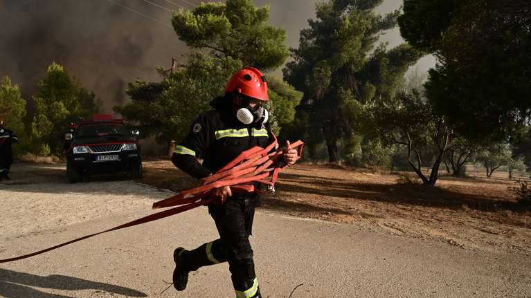 Φωτιά στην περιοχή ΤΙΤΑΝ Ελευσίνας: Σηκώθηκαν δύο ελικόπτερα