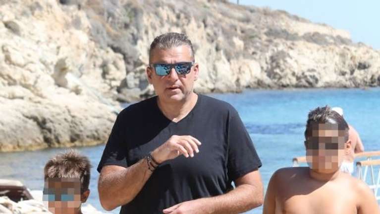 Γιώργος Λιάγκας: Με τον 15χρονο γιο του Γιάννη σε παραλία της Τζιάς