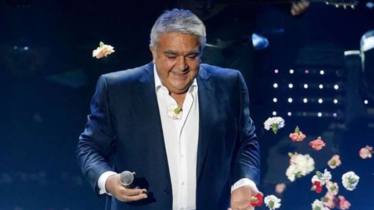 Η σπάνια εμφάνιση του Πασχάλη Τερζή: Η συνάντηση και οι αγκαλιές με τη Γιώτα Νέγκα - Η φωτογραφία από το σπίτι του