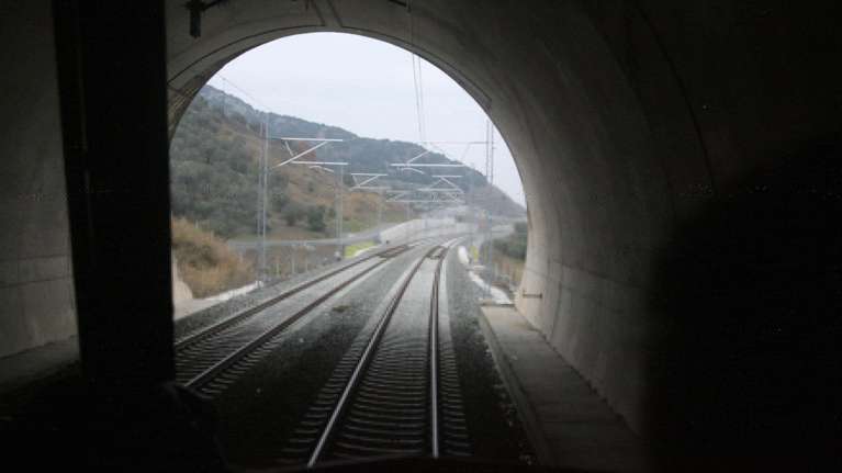 "Ιανός": Διακόπηκαν όλα τα σιδηροδρομικά δρομολόγια Αθήνα-Θεσσαλονίκη - Απροσπέλαστη η σήραγγα Όθρυος