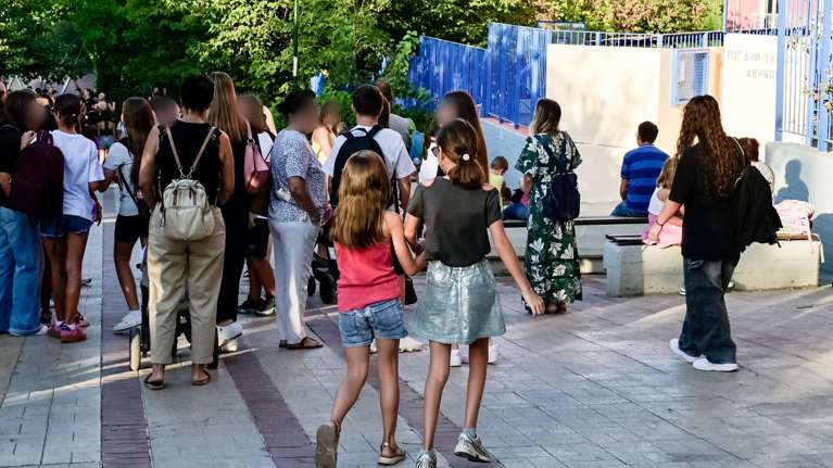 Αγιασμός στα σχολεία: Τι ισχύει με τη γονική άδεια - Ποιοι τη δικαιούνται - Τι πρέπει να ξέρουν οι γονείς