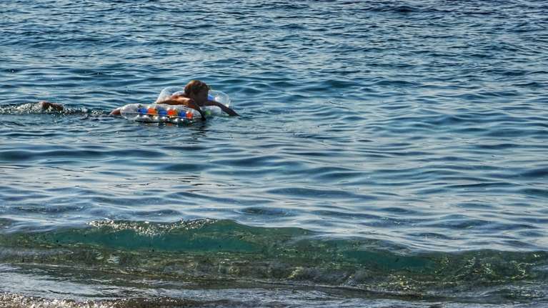 Συναγερμός για 6χρονη που παρασύρθηκε με το θαλάσσιο στρώμα της στη Στυλίδα