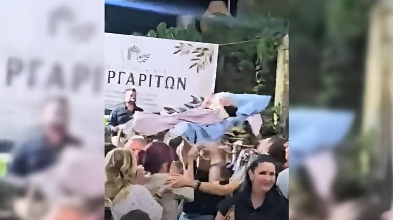 Ανεπανάληπτο σκηνικό σε πανηγύρι: Μετέφεραν κατάκοιτη γιαγιά με την ξαπλώστρα για να μη χάσει το γλέντι - Βίντεο