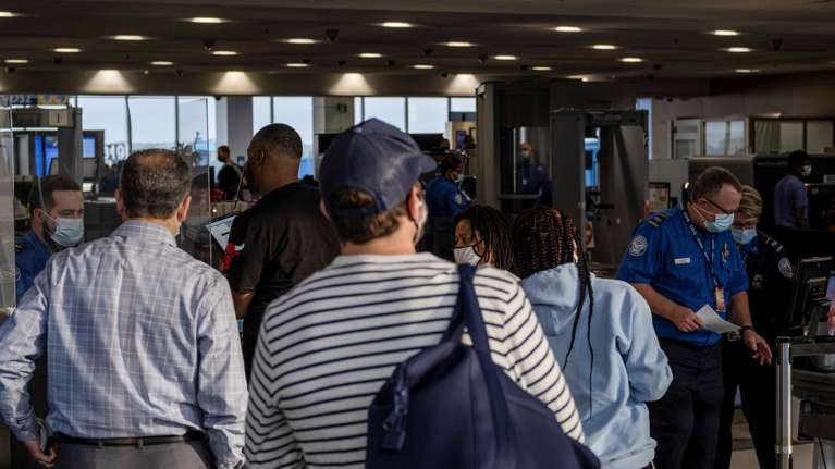 Η κυβέρνηση Τραμπ σχεδιάζει απαγόρευση εισόδου στις ΗΠΑ: Ποιες χώρες μπήκαν στην "κόκκινη λίστα"