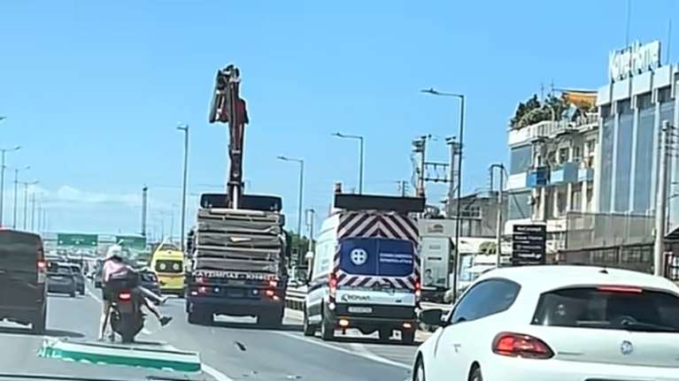 Σοκαριστικό βίντεο: Γερανός ξήλωσε πινακίδα στον Κηφισό - Αναβάτες μηχανής γλίτωσαν στο παρά πέντε