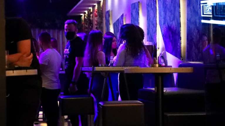Τι αλλάζει σε εστιατόρια και μπαρ από 3 Ιανουαρίου - Αναλυτικά τα νέα μέτρα για πελάτες και εργαζόμενους