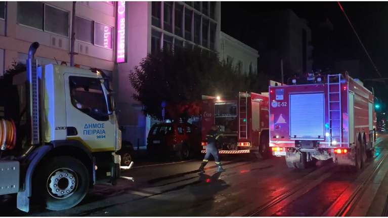 Φωτιά στον Πειραιά: Καταστράφηκε ολοσχερώς κτίριο με κατάστημα με υφάσματα - Καπνοί "έπνιξαν" την περιοχή