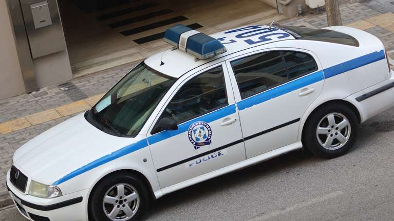 Κυψέλη: Εκπαιδευτικός καταγγέλλει ότι αστυνομικοί με πολιτικά τη συνέλαβαν βίαια ενώ περίμενε σε στάση - Τι απαντά η ΕΛΑΣ
