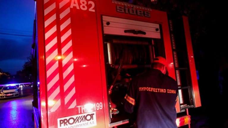 Φωτιά σε εγκαταλελειμμένο κτίριο στο κέντρο της Αθήνας