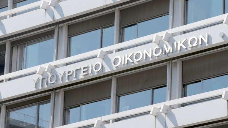 ΥΠΟΙΚ: Οφελος 2 δισ. ευρώ από την πρόωρη αποπληρωμή 13 δισ. ευρώ του δημόσιου χρέους το 2026