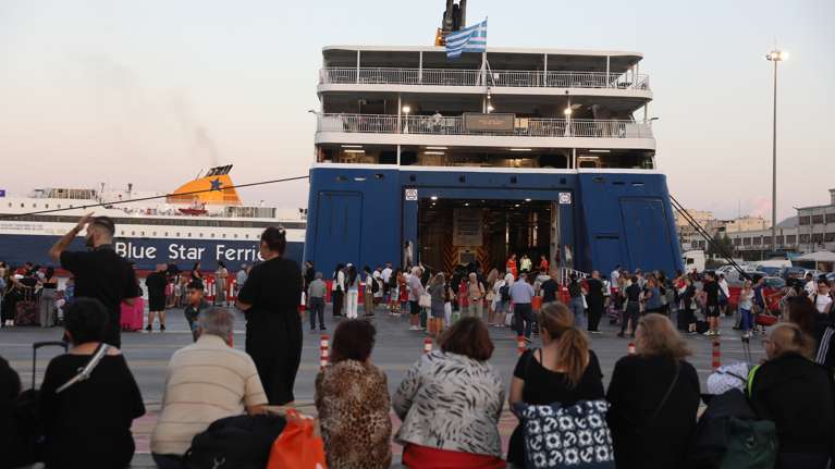 Κορυφώνεται η έξοδος των εκδρομέων από τα λιμάνια της Αττικής
